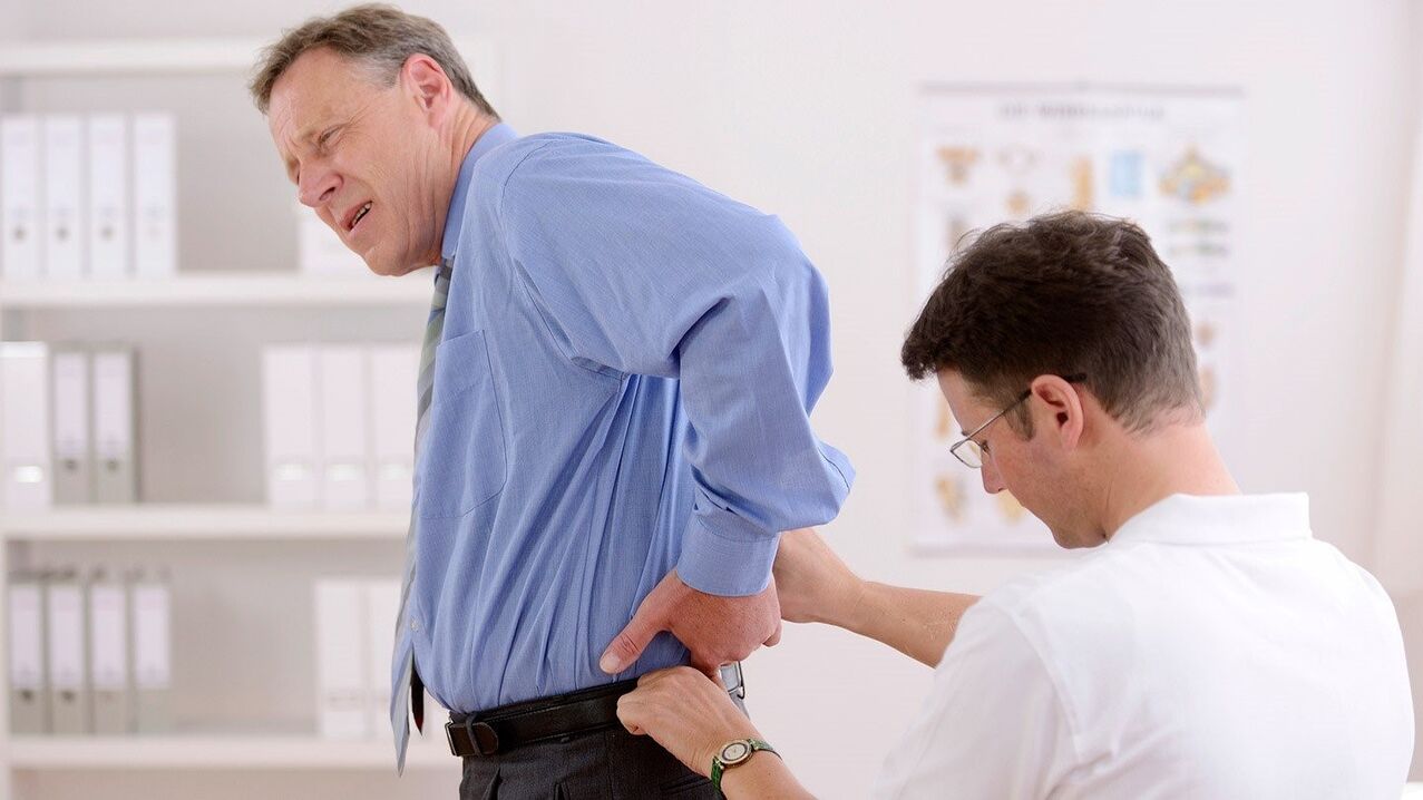 Bei Rückenschmerzen einen Arzt aufsuchen. 