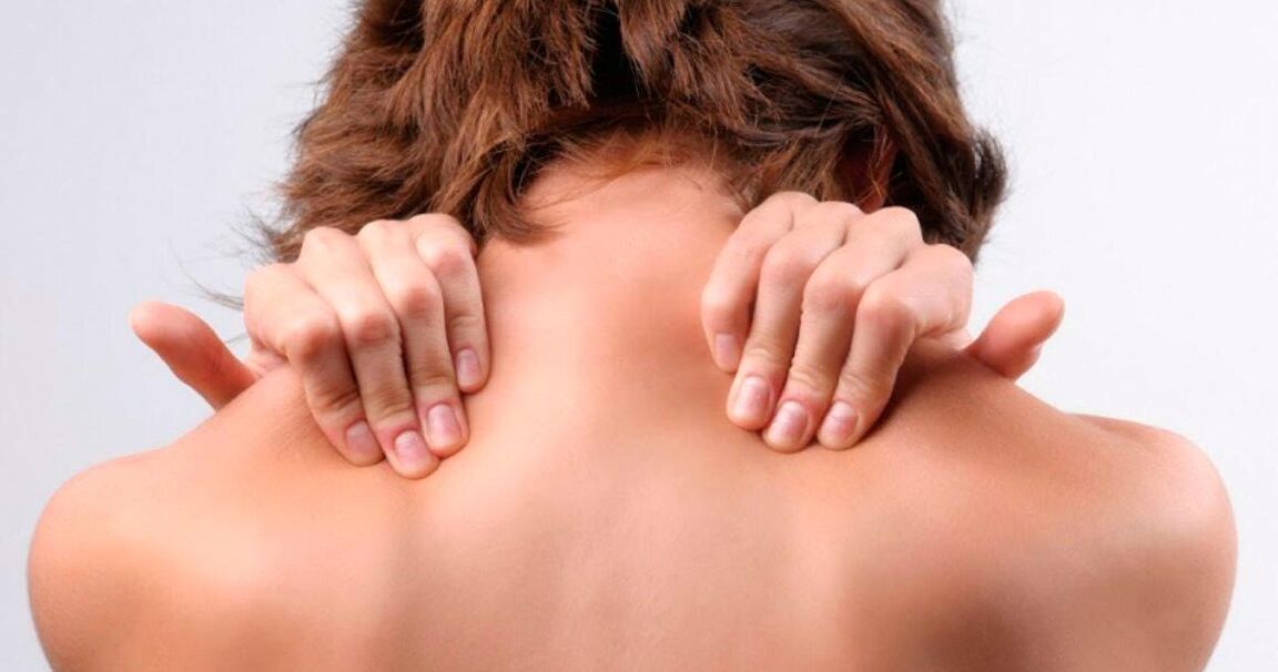 Der Nacken mit Osteochondrose sollte mit beiden Händen und gleichzeitig mit den Schultern massiert werden. 