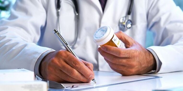 Der Arzt verschreibt Medikamente zur Behandlung von Osteochondrose. 