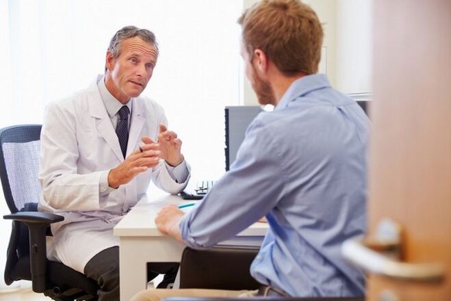 Der Patient konsultiert einen Arzt über Hausmittel zur Behandlung von Osteochondrose. 