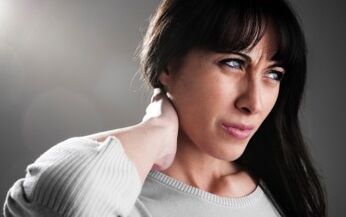 Eine Frau ist besorgt über die Symptome einer zervikalen Osteochondrose. 