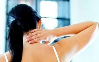 Zervikalgie, manifestiert durch Verspannungen und Schmerzen der Nackenmuskulatur. 